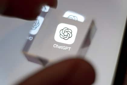 Was taugen KI-Chatbots bei der Geldanlage? ChatGPT-App auf einem Smartphone.