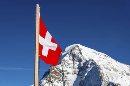 Nur ein europäisches Land ist teurer als die Schweiz Die Nationalfahne der Schweiz flattert im Wind.
