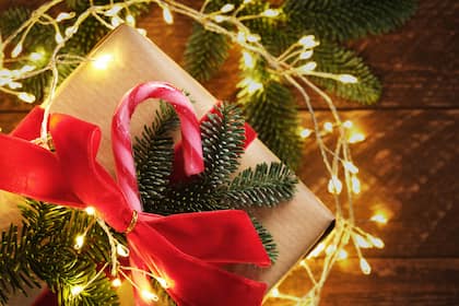 Goldvreneli, ETF-Sparplan und anderes: Alternativen zu Bargeld als Weihnachtsgeschenk Weihnachtsgeschenk unter dem Christbaum.