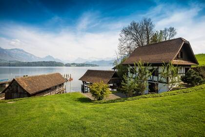 So reagieren die Gewinner und Verlierer des Schweizer Gemeinderankings 2024 Bootshäuser am See, Meggen, Vierwaldstättersee, Kanton Luzern (2024).