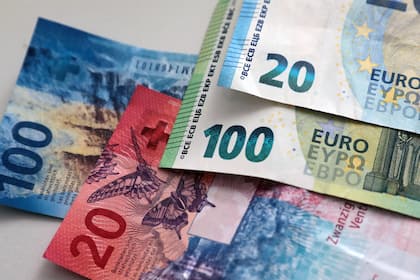 Nach Inflationsdaten: Schweizer Franken fällt auf Zwölf-Monate-Tief zum Euro Euro- und Franken-Geldnoten.