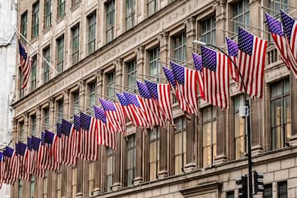 Aktien New York Schluss: Anleiherenditen setzen Techsektor unter Druck US Flaggen an der Wall Street.