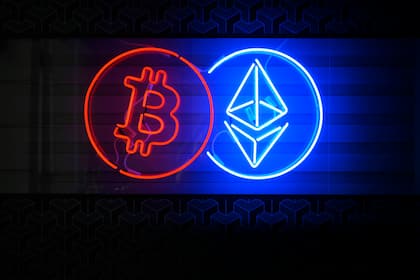 Anlagestratege sieht Bitcoin und Co nochmals kräftig steigen Die Symbole für die Kryptovermögenswerte Bitcoin und Ethereum: