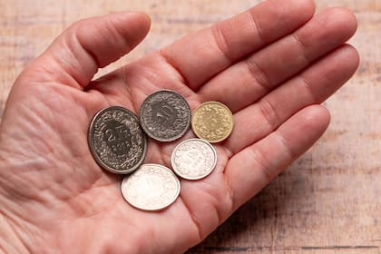 Erste Schweizer Banken nehmen kein Münz mehr an Schweizer Münzen - vom Fünfräppler bis zum Zweifränkler.