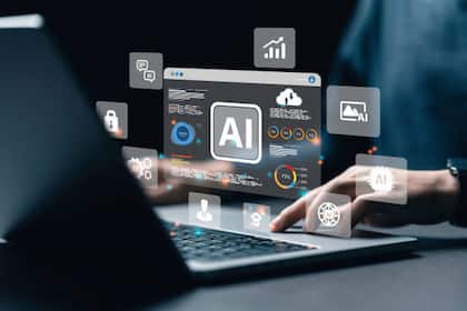 «Hallo ChatGPT, welche Schweizer Aktien soll ich kaufen?» So verlässlich sind KI-Chatbots als Finanzberater Visualisierung, wie ein Datenanalyst Informationen verarbeitet.