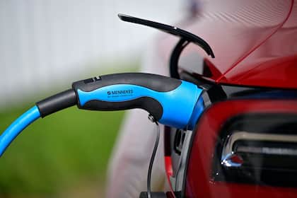 Weitere Schweizer Firma kriselt: St. Galler Autozulieferer streicht bis zu 70 Stellen E-Auto an einer öffentlichen Ladesäule im deutschen Bad Wörishofen.