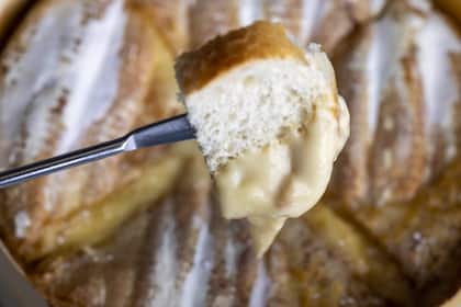 Schweizer Käse-Exporte in die USA brechen ein - Steht das Schlimmste erst bevor? Schweizer Käsefondue mit Brot (2020).