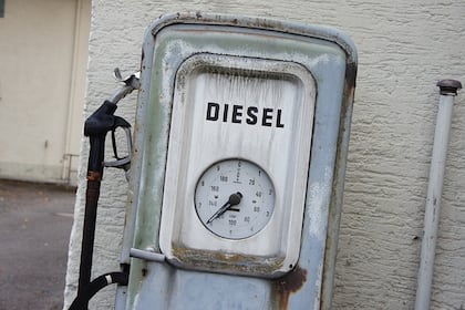 Diesel in der Schweiz springt deutlich auf 2,10 Franken je Liter Alte Diesel-Zapfsäule einer Tankstelle.