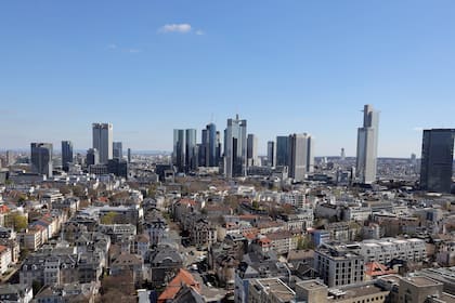 Aktien Frankfurt: SAP-Kurseinbruch bremst Dax aus Skyline von Frankfurt.