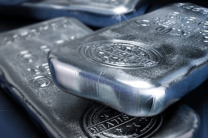 Anlagestratege: Kaufen Sie Gold und Silber zu 3D-Illustration von Silberbarren.