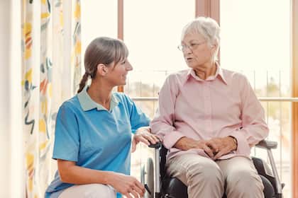 Angst um das Vermögen: Wie man sich frühzeitig auf Pflegekosten im Alter vorbereitet Eine Pflegerin im Gespräch mit einer älteren Frau.