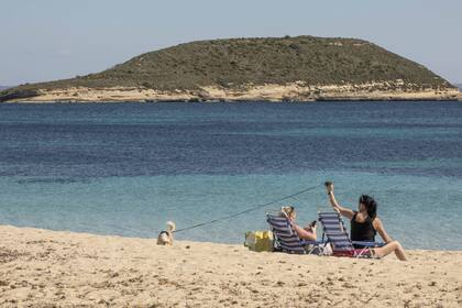 Wegen Donald Trump: Reiche Amerikaner überfluten Mallorca Zwei Touristinnen am Strand von Magaluf im Mallorca, während der Coronapandemie im März 2021.