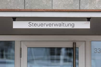 Steuern vorzeitig begleichen? Welche Kantone 2026 noch Zinsen zahlen Eingang des Gebäudes des Steueramts in Liestal BL - Während der Bund den Vorauszahlungsbonus komplett streicht, bieten einzelne Kantone noch Zinsen. Wo es sich am meisten lohnt und wo die Verzugszinsen am höchsten sind.