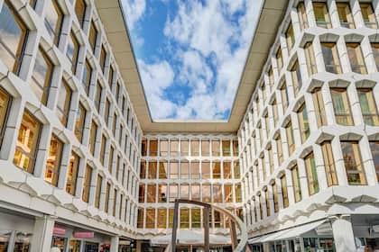 Tech, Industrie oder Banken? Welche Aktien von steigenden Zinsen profitieren Ein Blick in den Innenhof des Hauptsitzes der Luzerner Kantonalbank in Luzern.