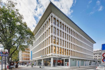 Dieser defensive Schweizer Finanztitel ist seit Monaten nicht zu bremsen Die Aussenansicht des Hauptsitzes der Luzerner Kantonalbank.