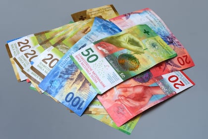 Bankgebühren in der Schweiz schiessen in die Höhe Verschiedene Noten aufeinander.