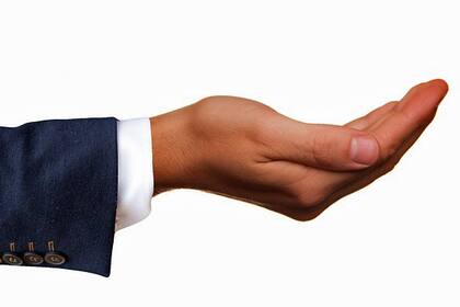 Denkwürdiger Tag: Ende der Negativzins-Ära Banken halten die Hand auf - sei es für Negativzinsen oder für Gebühren.