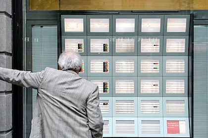 Wie der Januar so das ganze Jahr? Die Tops und Flops des ersten Monats 2026 am Schweizer Aktienmarkt A pedestrian looks at stock tickers in a window at the UBS AG headquarters on Paradeplatz in Zurich, Switzerland, on Friday, May 1, 2009.