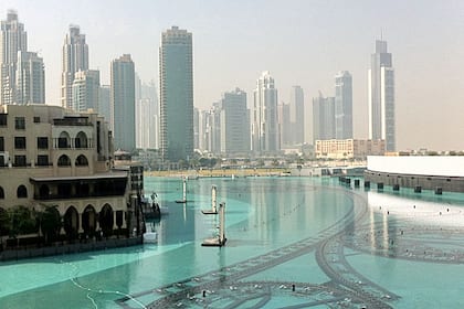 Übernachtung im 5-Sterne-Hotel für 18,50 Franken pro Nacht: Tiefpreise sollen Touristen nach Dubai zurückbringen Hochhäuser in Dubai vor dem Hintergrund von Wasserspielen bei der Dubai Mall.
