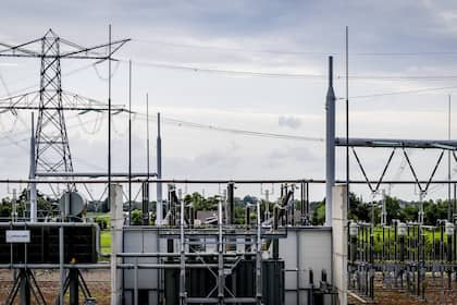 So lässt der Solarboom Europas Strompreise Achterbahn fahren Hochspannungsmasten stehen in der Landschaft.