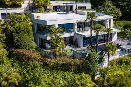 Luxus-Immobilien verkaufen sich nur mit Verzögerung 2024 war diese Villa das «teuerste Ferienhaus der Schweiz». Das Anwesen liegt im Tessin und verspricht eine «schöne Aussicht auf den Luganersee und die umliegenden Berge».