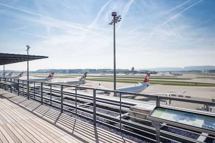 Gleich drei frühe Aktien-Abstufungen Flugzeuge am Flughafen Zürich.