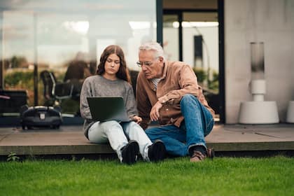 Hier gibt es noch den höchsten Säule-3a-Zins Grossvater und Enkelin besprechen Finanzthemen und Vorsorge.