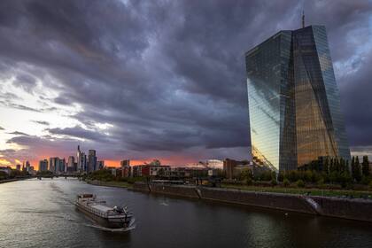 Zinsen: War's das mit EZB-Zinssenkungen? Ein Schiff fährt am Abend nach Sonnenuntergang von der Frankfurter Bankenskyline kommend vorbei an der Europäischen Zentralbank (EZB).