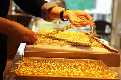 Goldpreis steigt vor US-Inflationsdaten auf Zwei-Monate-Hoch Goldschmuck in einem Laden in Huzhou, China.