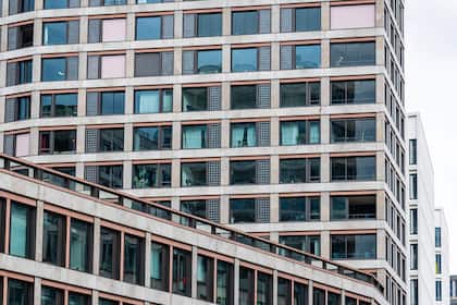 Zinsanstieg bei Festhypotheken: Wie Wohneigentümer jetzt Geld sparen Blick auf die Hausfassade bei Häusern an Europaallee, unweit vom Zürcher Hauptbahnhof.