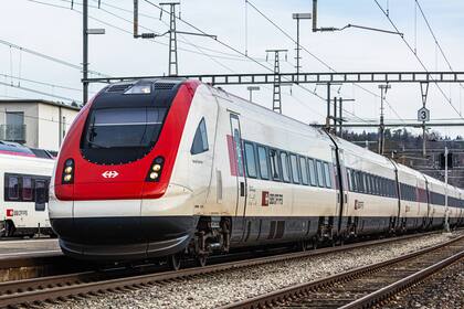 Fahrplanwechsel, E-Vignette, UKW-Abschaltung: Das ändert sich im Dezember in der Schweiz Ein SBB Intercity-Neigezug (ICN) mit der Bezeichnung SBB RABDe 500) fährt durch den Bahnhof Bassersdorf im Zürcher Unterland (Februar 2024)