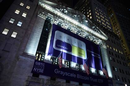 Bitcoin und Co: Zufluss von Anlagegeldern bricht sämtliche Rekorde Ein "Grayscale Bitcoin Trust ETF"-Banner an der Außenfassade der New Yorker Börse.