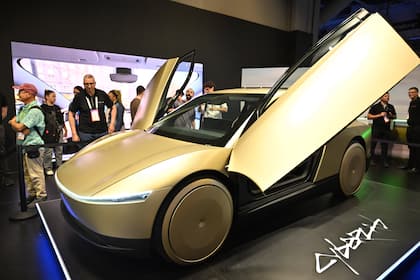 Zwischen Absatzrückgang und Zukunftswette: Warum Tesla weltweit unter Druck steht Ein Tesla Cybercab, auch bekannt als Robotaxi, wird während der VivaTech-Messe in Paris ausgestellt (Juni 2025).