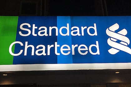 «Humankapital mit geringerem Wert»: Wortwahl von Standard-Chartered-CEO zu KI-Einsatz löst Proteste aus Leuchtwerbung von Standard Chartered im Zentrum von Bangkok.