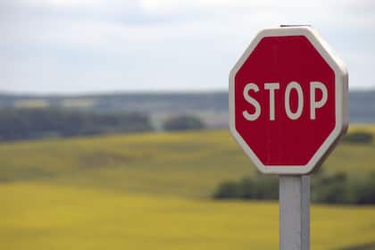 Aktien: Wichtiger Indikator gibt ein Verkaufssignal Ein Stoppschild verhindert das zügige Durchfahren.