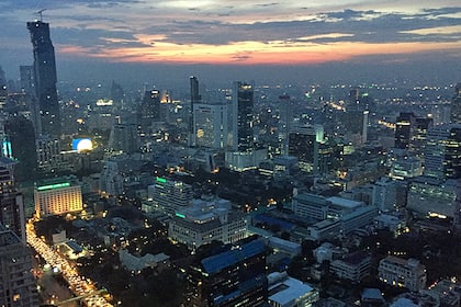 Weshalb ausgerechnet Bangkok das neue Schweizer Top-Flugziel im Sommer ist Bangkok beim Eindunkeln.