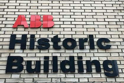 ABB, UBS, Zurich Insurance: Drei Schweizer Aktien auf der langen Suche nach dem Allzeithoch Historisches Gebäude beim ABB-Hauptsitz in Oerlikon ZH.