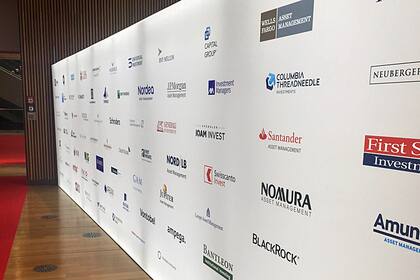 Überraschend hohe Abflüsse aus Aktien aufs Jahresende hin Namen von Fondsgesellschaften und Vermögensverwalter an einer Messe in Frankfurt.