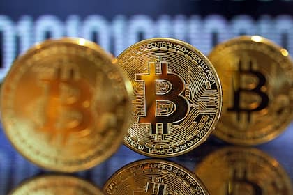 760 Millionen Dollar: Bitcoin-ETFs verzeichnen höchsten Tageszufluss seit Oktober A collection of bitcoin tokens stand in front of an illustration of binary code in this arranged photograph in London, U.K., on Wednesday, Jan. 4, 2017.