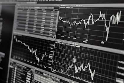 Börsen nur dank Aktienrückkäufen in Rekordlaune? Dollar, Gold und so weiter: Blick auf einen Händler-Bildschirm.