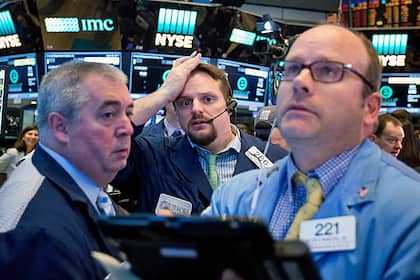 Aktien: Rekordjagd in New York nimmt jähes Ende Trader an der Wall Street.