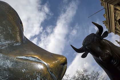 Crash-Ampel: Wie hoch ist das Risiko an den Finanzmärkten? Der Bulle und der Bär vor der Börse in Frankfurt.