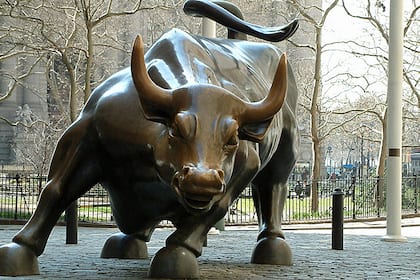 «Wir sind nicht permabullisch»: Weshalb dieser Chefstratege an den Aktienmärkten seit 2023 dennoch alles richtig macht Der Bulle vor der Wallstreet steht für Investoren, die an steigende Aktienkurse glauben.
