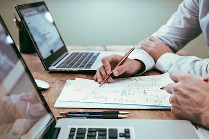 Warum in der Schweiz keine Entspannung des Fachkräftemangels in Sicht ist Trotz Digitalisierung findet Bankberatung häufig immer noch im direkten Kontakt statt.