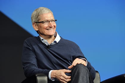 Elon Musk, Tim Cook und Co: Wie viel Kohle die bestverdienenden CEOs der Welt scheffeln Tim Cook, chief executive officer of Apple Inc., smiles during the BoxWorks 2015 Conference at the Moscone Center in San Francisco, California, U.S., on Tuesday, Sept. 29, 2015.