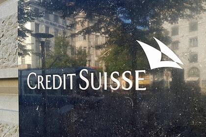 Der Sicherheitsdienst der Credit Suisse erfährt mit Ex-Militär-Mann ein Upgrade Schriftzug und Logo der Credit Suisse an der Zürcher Bahnhofstrasse.