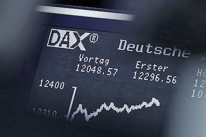 DAX-Dividendenrendite erstmals wieder unter der Rendite zehnjähriger Staatsanleihen Blick auf die Anzeigetafel der Deutschen Börse in Frankfurt.