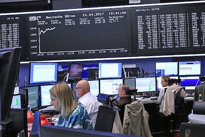 Aktien Europa: Leichte Verluste - Vorsicht prägt das Geschehen Trader arbeiten in der Börse von Frankfurt.