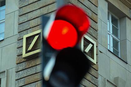 Profis bei Aktien-Wetten von einem Extrem ins andere Die Ampel vor der Deutschen Bank zeigt auf rot.