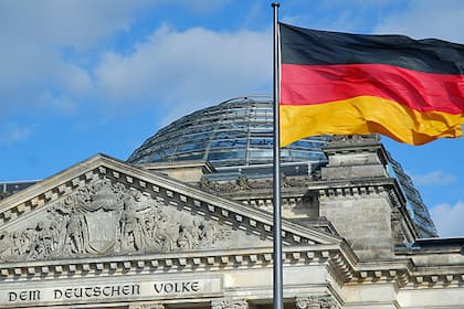 Bank of Japan begegnet Schulden-Exzessen Deutschlands mit Anleihenverkäufen Blick zum Reichstag in Berlin.